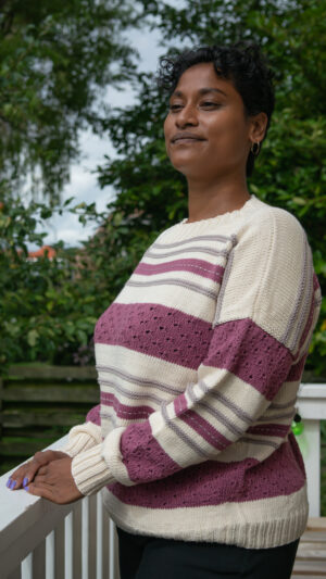 sweater med vandrette striber. Den er free-sized (one size fits all) og strikket i farverne grå, creme og bordeaux.